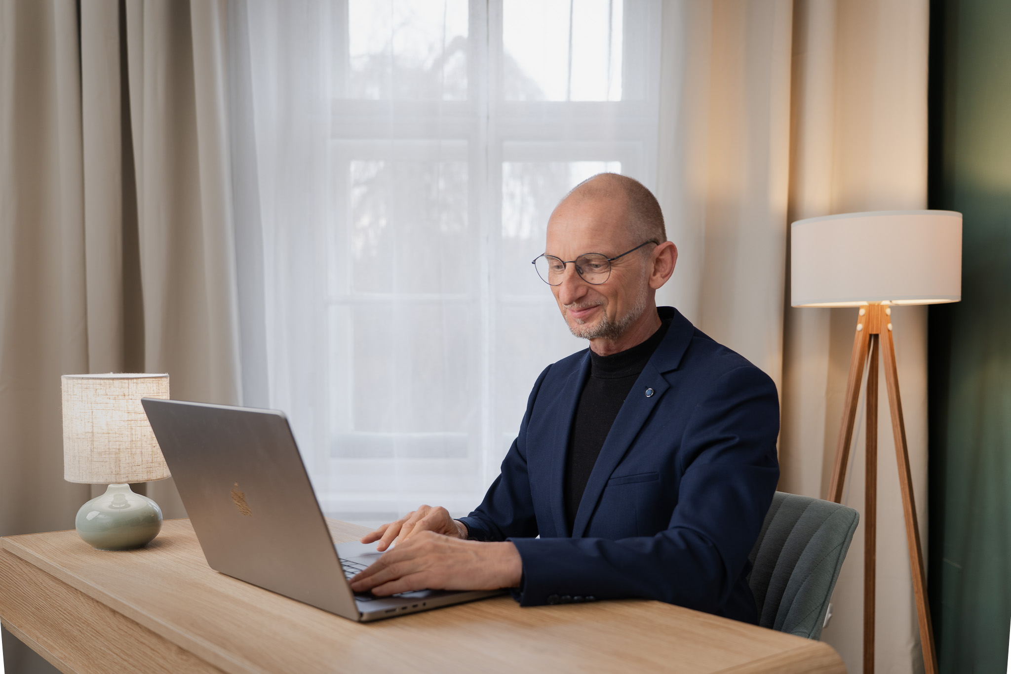 Dipl. Päd. Ing. Franz Loibner beim Online-Seminar am Laptop